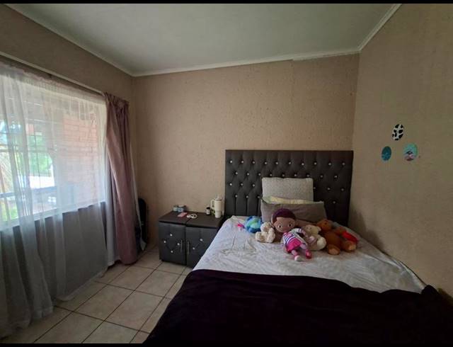 2 BEDROOM TOWNHOUSE FOR SALE IN WINDSOR EAST